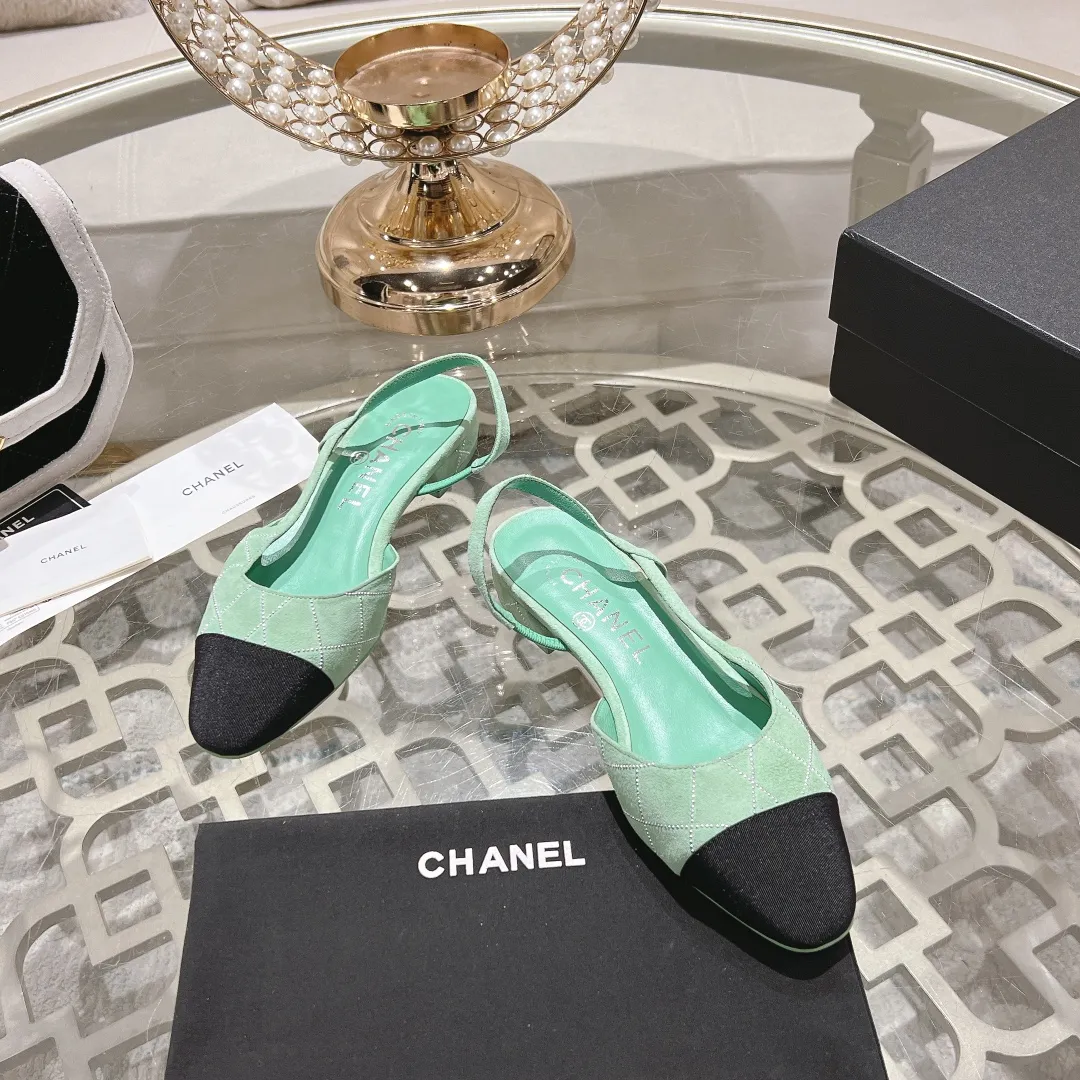 👟👟Ex-factory price 540👟👟 CHANEL Xiangjia 25vs spring and summer new fashion sandals series... Chanel is a very comprehensive noble fashion lifestyle brand. The same models are sold by major fashion bloggers and celebrities in Hong Kong, the United States, and other countries. They are simply beautiful. I fall in love with elegance and the playful sense of the future. I want to own them right away just by looking at them. But you can really think about a pair of exquisite high heels. This series is specially designed for extraordinary and indifferent ladies to create a unique overall effect. CHANEL designs products that inspire women to move forward and highlight their charm... 1️⃣Material: original customized high mercerized sheepskin 2️⃣Inner lining: original customized imported sheepskin 3️⃣Feet: original customized imported sheepskin 4️⃣Outsole: genuine leather sole imported from Italy 5️⃣Heel height: 2.5cm/6.5cm/9cm 6️⃣Number: 34-43 (34.40.41.42.43 customized is not returnable) 7️⃣Packaging: The latest and exquisite full set of packaging at the counter